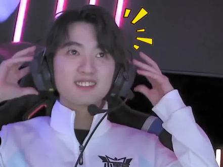 LPL主持余霜昨日赛后返图：这应该算芭比粉了吧～